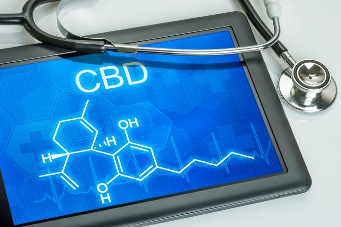 Tablet mit der chemischen Strukturformel von CBD