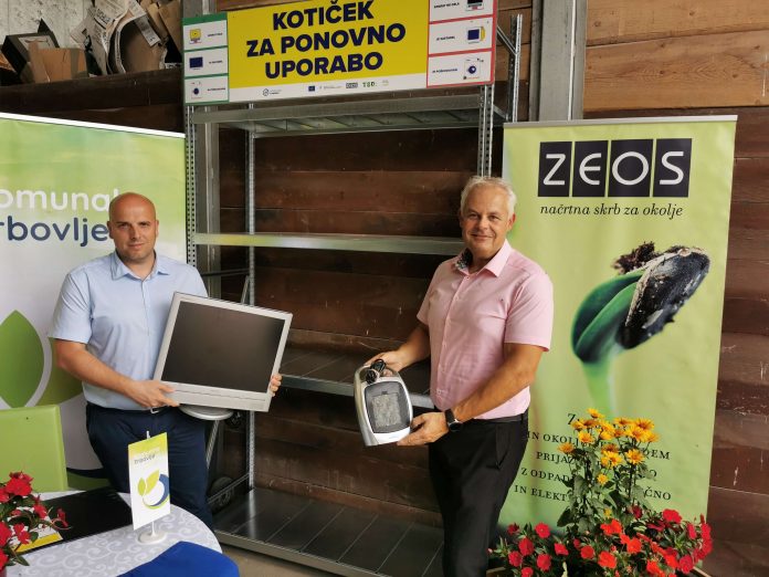 Trbovlje_ Simbolična oddaja aparatov v kotiček za ponovno uporabo EEO (levo direktor Komunale Trbovlje, desno direktor ZEOS) (1)