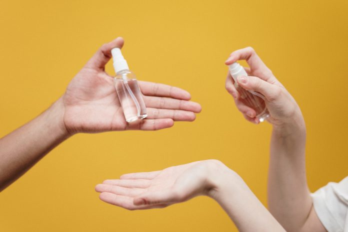 spray-bottle-hands