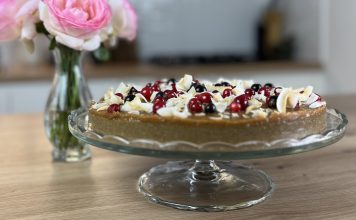 Koruzna tortica z veganskim karamelnim prelivom