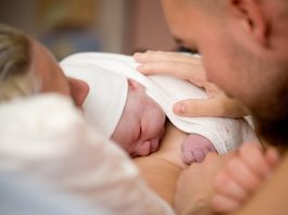 Porod skozi oči otroka: Kako ustvariti ljubečo izkušnjo rojstva