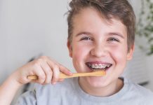 Ortodontija prihodnosti se začne pri otrokovih navadah, ne aparatu