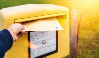 Brief in Briefkasten einwerfen