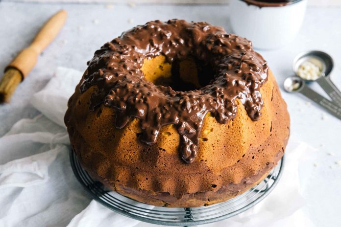 Bučni marmorni kolač s čokoladnim prelivom. Foto: Jernejkitchen.com